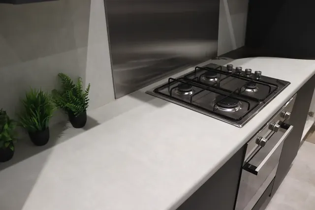 Concrete-effect finish on a worktop